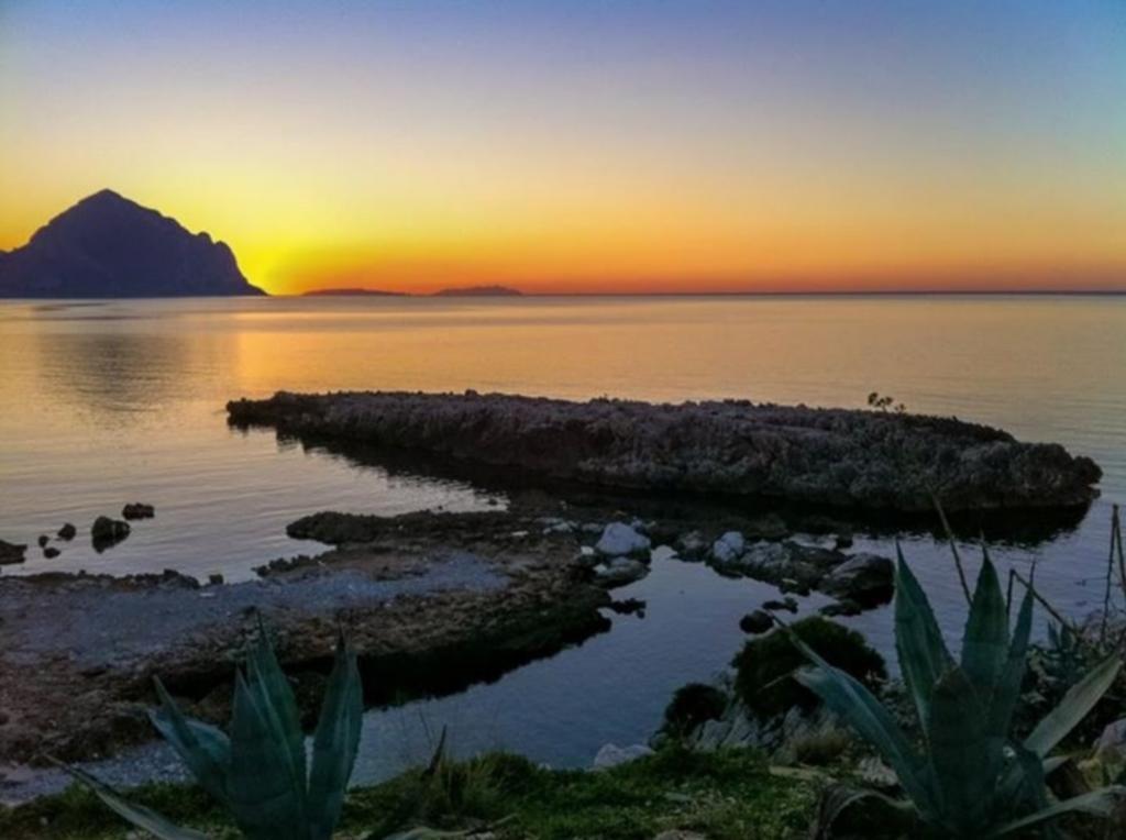 Готель Cala Di Ponente Кастеллуццо Екстер'єр фото